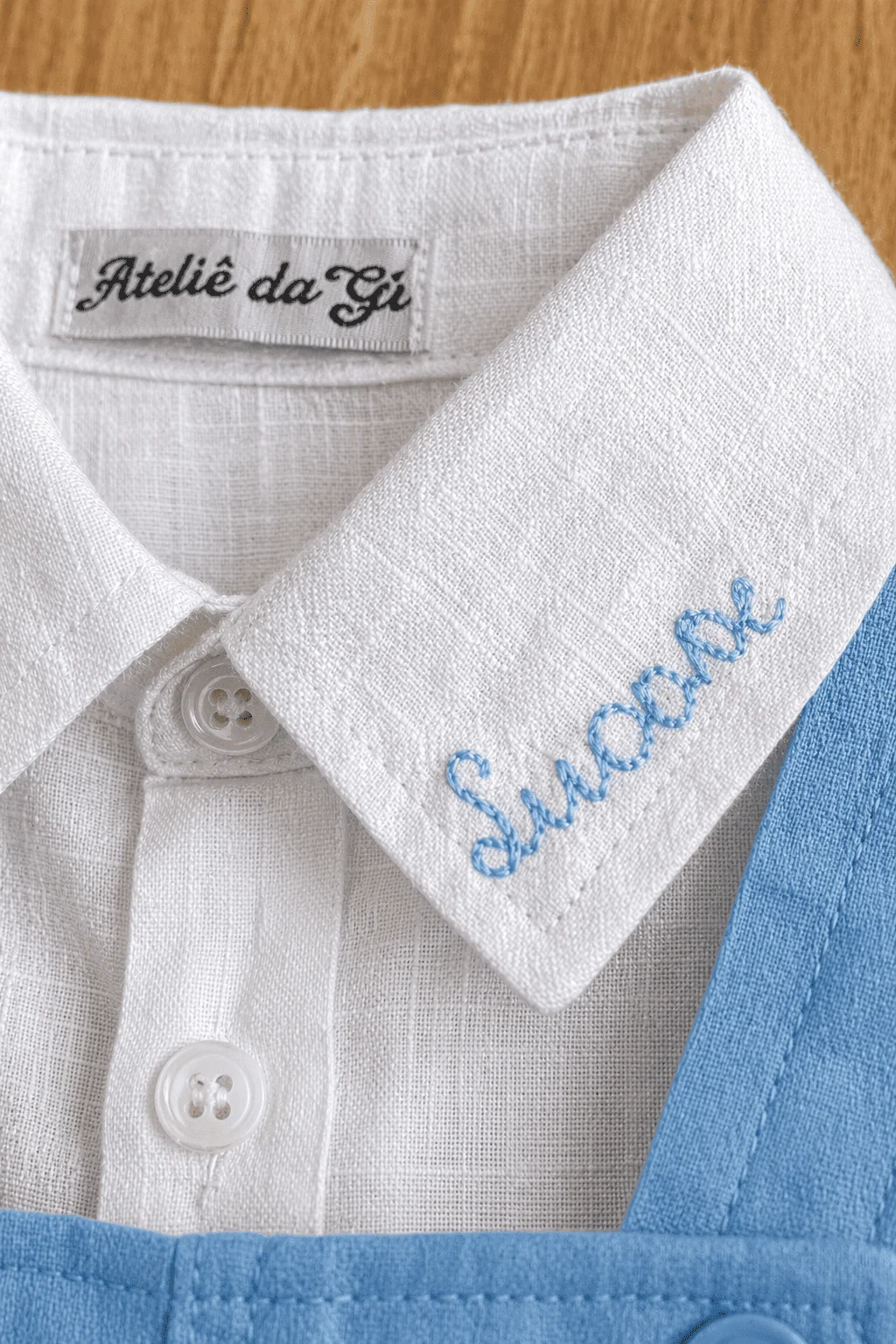 Camisa Social branca em linho off-white com gola turn-down · vivo aplicado · bordado nominal opcional · vai por cima do body ou solta