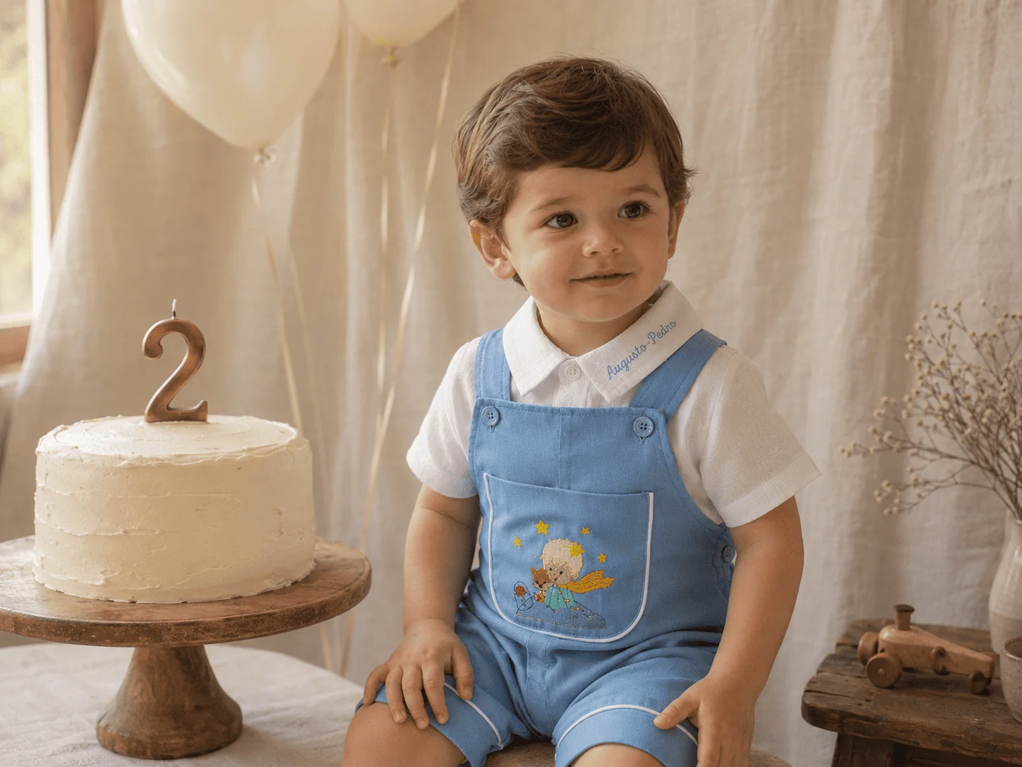 Aniversário simples · Jardineira Versátil em cambraia indigo com bordado branco · festa de família