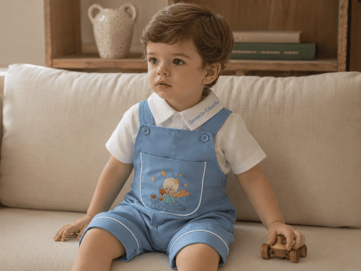 Casual elegante · Jardineira Versátil em cambraia neutra para o passeio cotidiano e ensaio descontraído