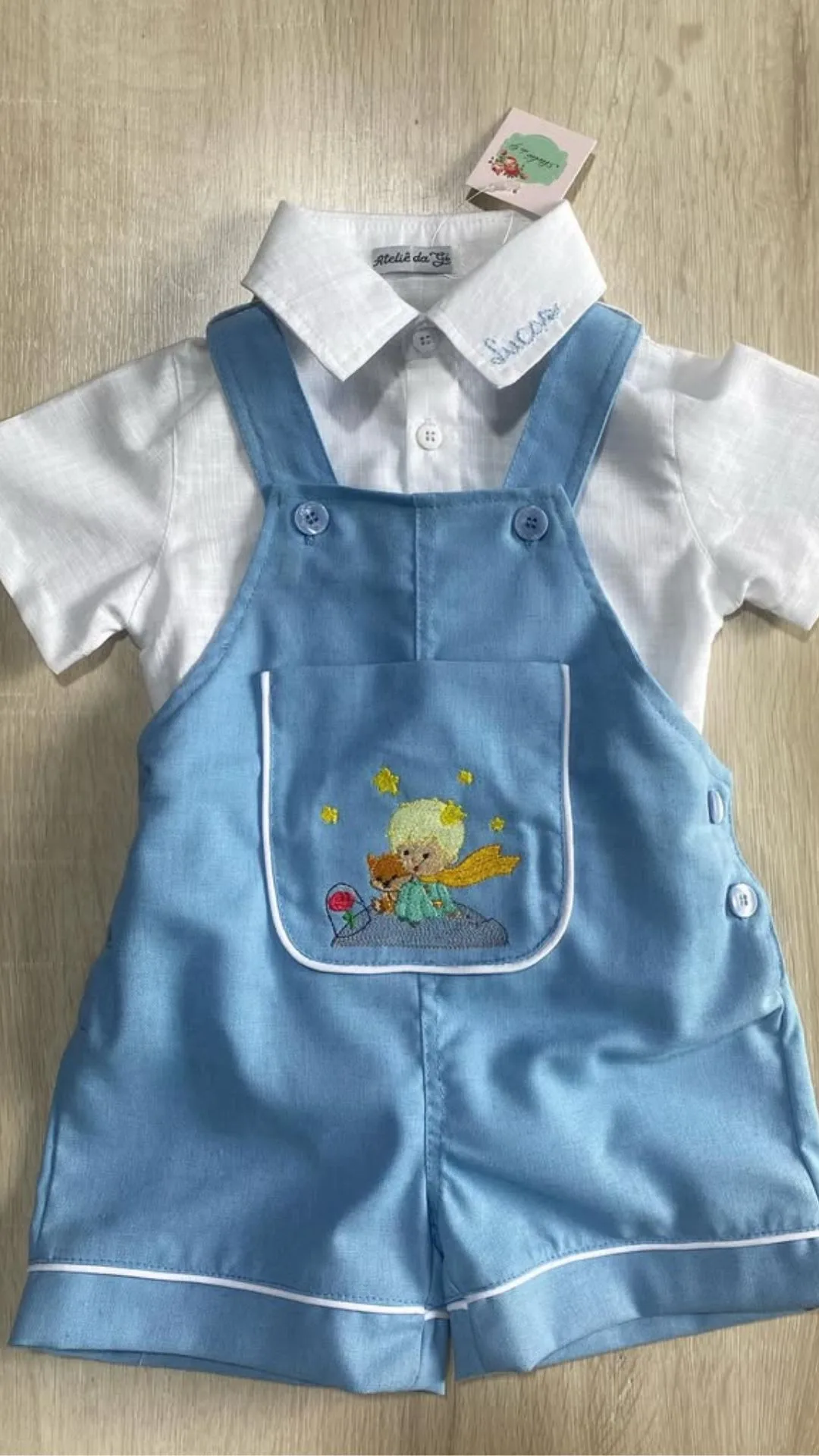Jardineira Versátil unissex com body e camisa combinando — modelo clássico que atende menino e menina